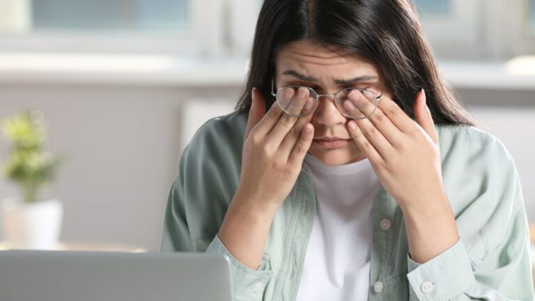 4-Tips-to-Reduce-Risk-of-Dry-Eye-Syndrome-from-Prolonged-Screen-Use-1024x576-2